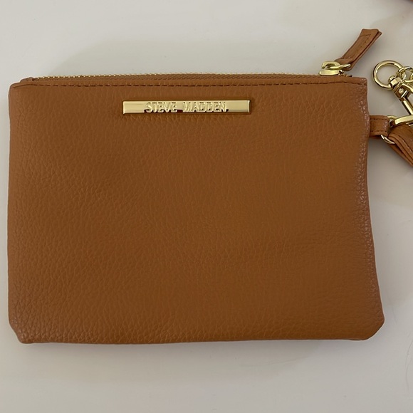 NWOT Steve Madden wristlet with removable strap and change purse with keychain. - Picture 3 of 11